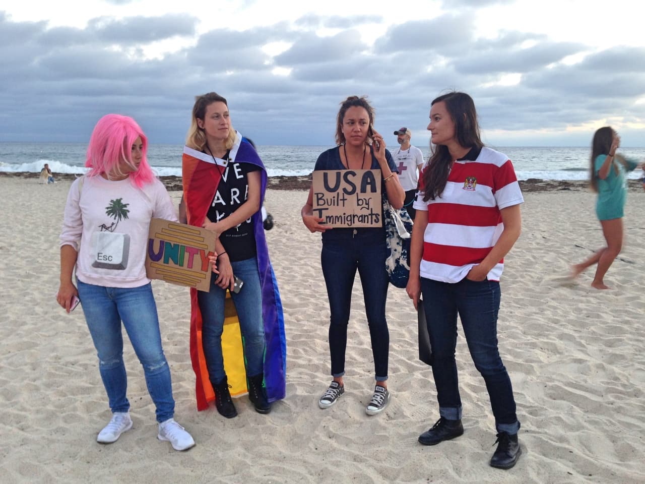 Estados Unidos, contruido por inmigrantes, decía el cartel de estas participantes en la contraprotesta.