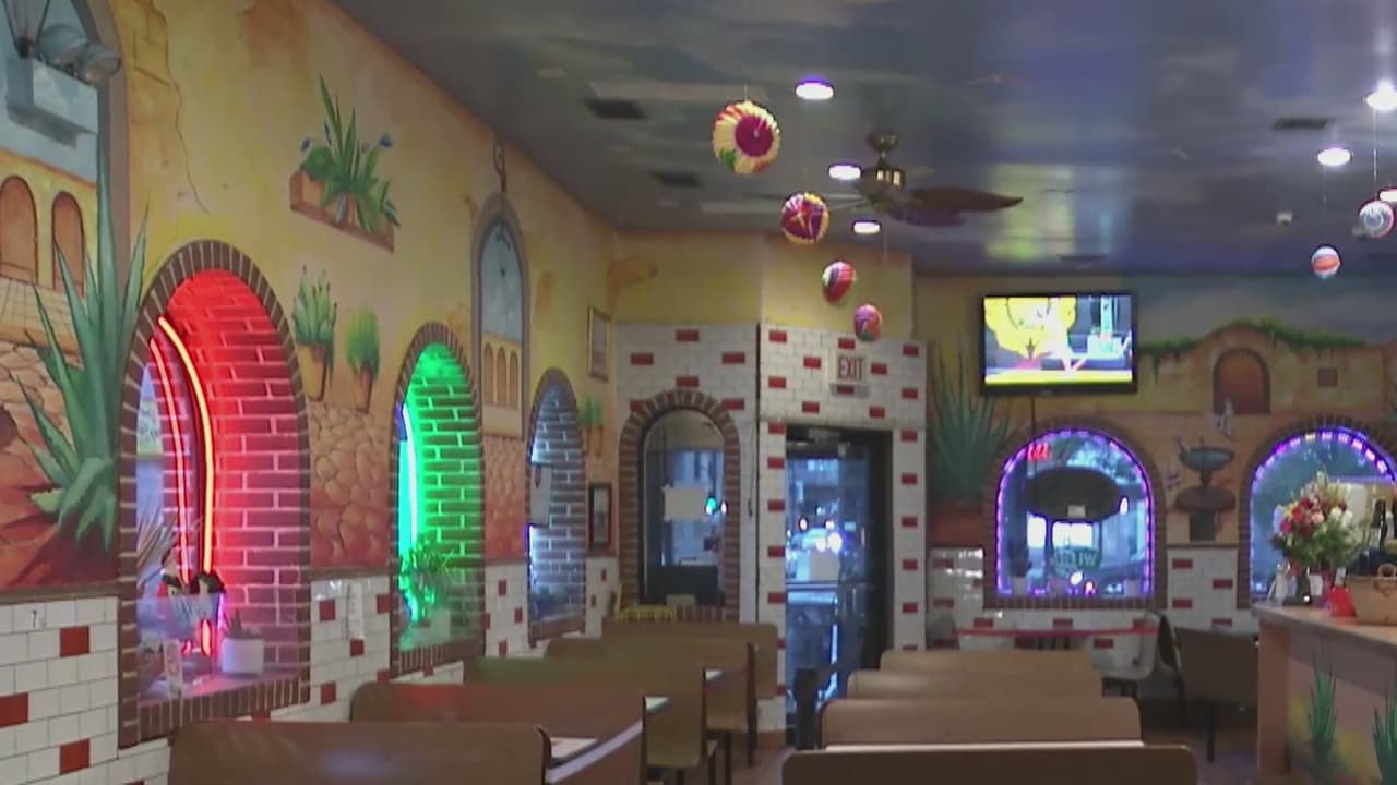 Un cliente recauda fondos para ayudar a las meseras de una taquería en Chicago afectadas por el coronavirus