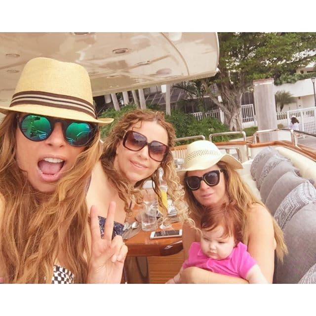 "Las chicas solo quieren divertirse", publicó la actriz, quien se llevó también a sus amigas, entre ellas, Roxana Castellanos.