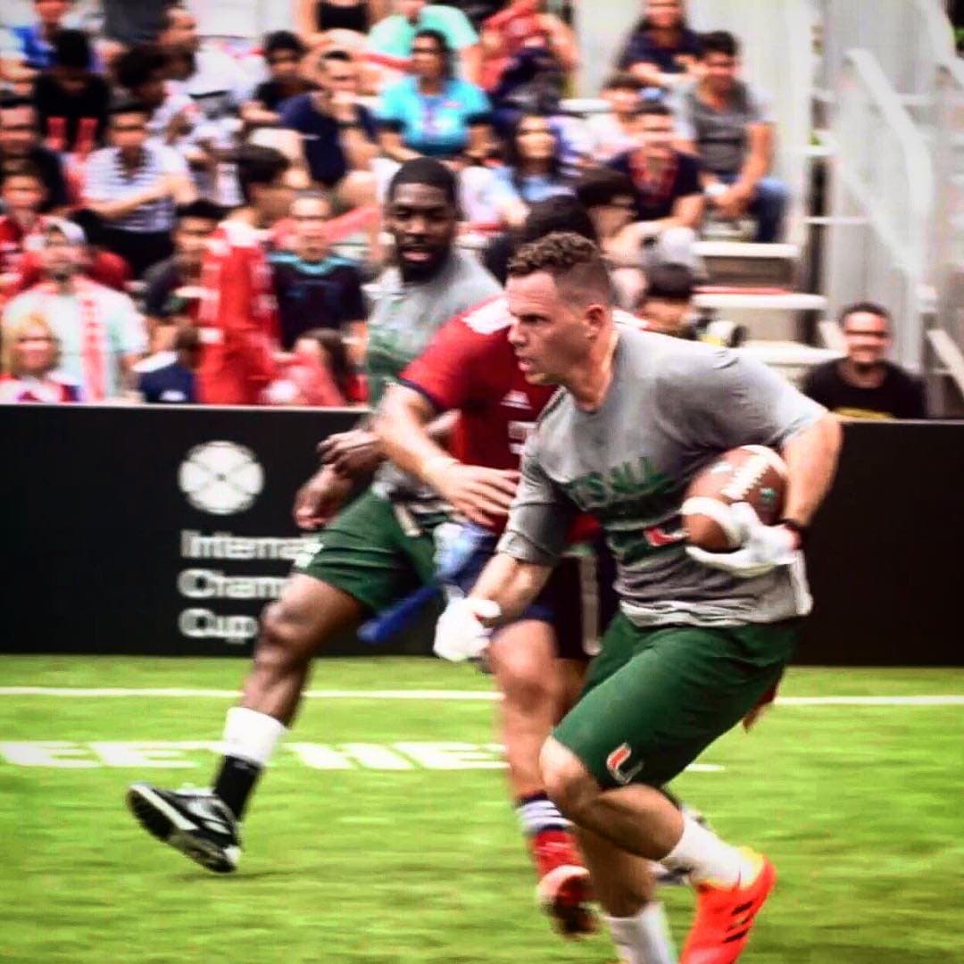 Uno de los deportes preferidos del futuro marido de Francisca Lachapel es el fútbol americano, aquí lo vemos practicando el deporte.