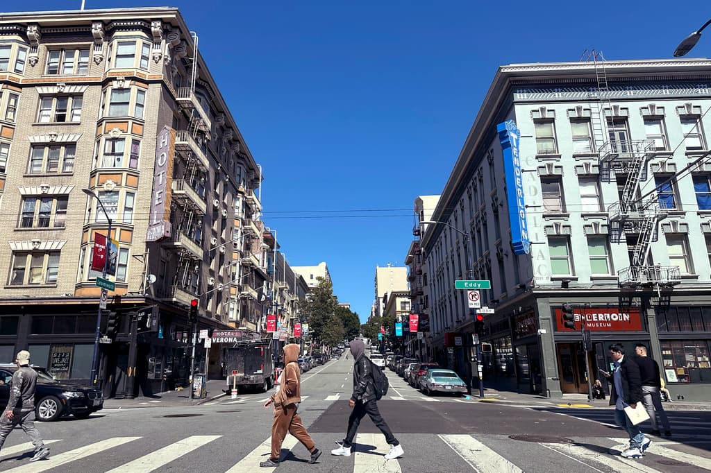 Por su parte, la oficina de la alcaldesa London Breed, quien ha declarado una emergencia en el distrito y ha prometido tomar medidas enérgicas contra las drogas, mencionó que la recientemente aprobada Proposición E traerá más oficiales y recursos al vecindario, incluyendo cámaras de vigilancia. Aseguran haber realizado mejoras en el vecindario y continúan con sus esfuerzos para hacerlo más seguro y limpio. La demanda incluye a cinco demandantes anónimos junto con las entidades que operan el Phoenix Hotel y el Best Western Road Coach Inn.