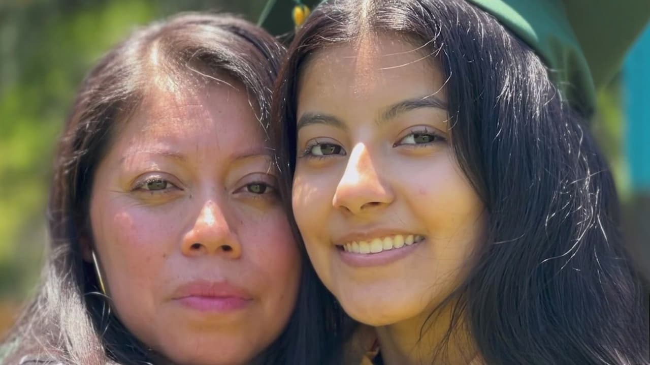 Hispana se gradúa con honores y promete cumplir su sueño de convertirse en jueza