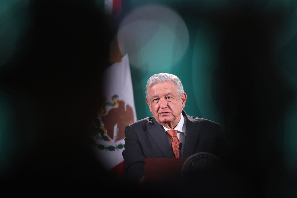 AMLO promete que "no se va a ocultar nada" sobre el trágico accidente en el metro de Ciudad de México 