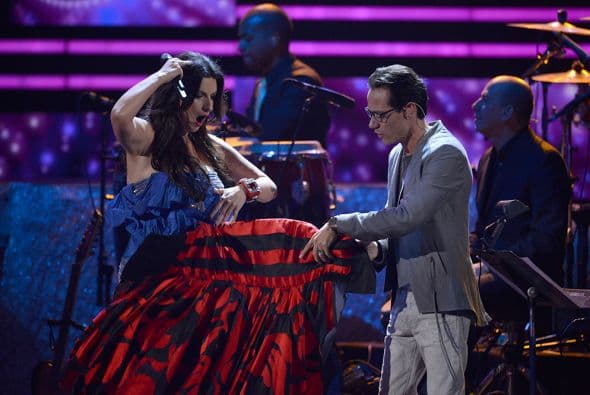 ¡¿Qué?! Durante su número musical, Marc le quitó el vestido a Laura Pausini y dejó ver su segundo cambio.