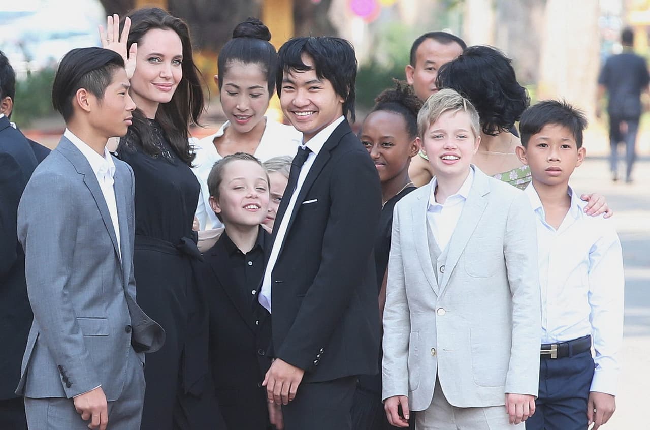 Shiloh, en esta foto vestida de traje claro, es la cuarta de seis hermanos, todos hijos de Angelina Jolie y Brad Pitt. Ella fue la primera hija biológica de la pareja.