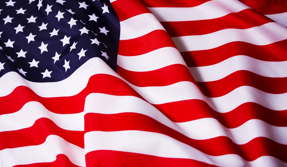 En Estados Unidos el 13 aparece como elemento positivo en muchos símbolos nacionales: la bandera norteamericana tiene 13 bandas, el Sello Nacional 13 estrellas y bandas, el águila sostiene 13 plumas en la cola y en cada ala sostiene 13 flechas y 13 ramas de oliva.