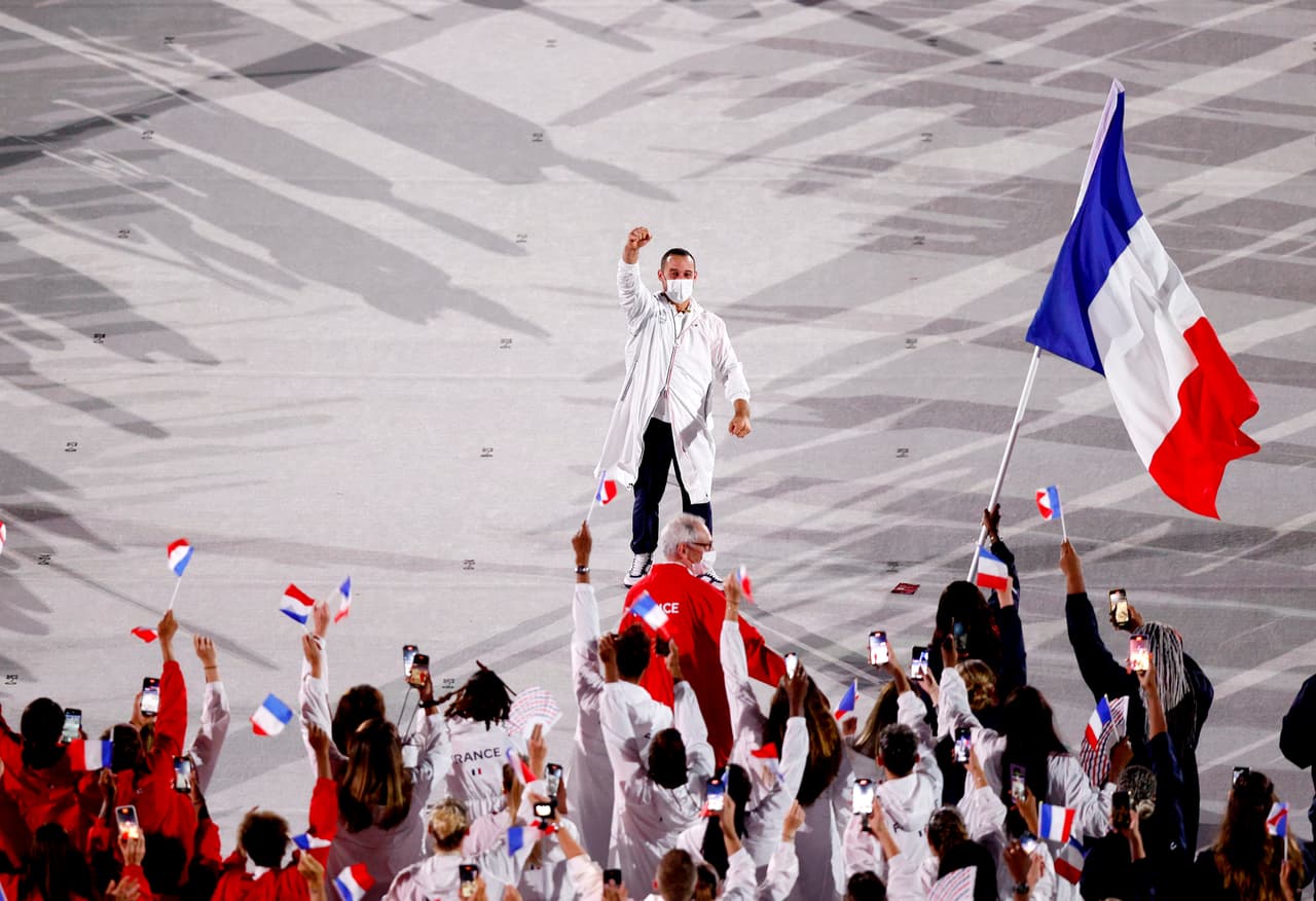 Clarisse Agbegnenou y Samir Ait Said portaron la bandera de Francia en la ceremonia de inauguración.