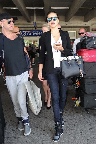 Adriana Lima demostró cómo se debe viajar, con prendas cómodas pero sin perder el estilo. Se lleva una palomita por su atuendo de esta semana en el aeropuerto.