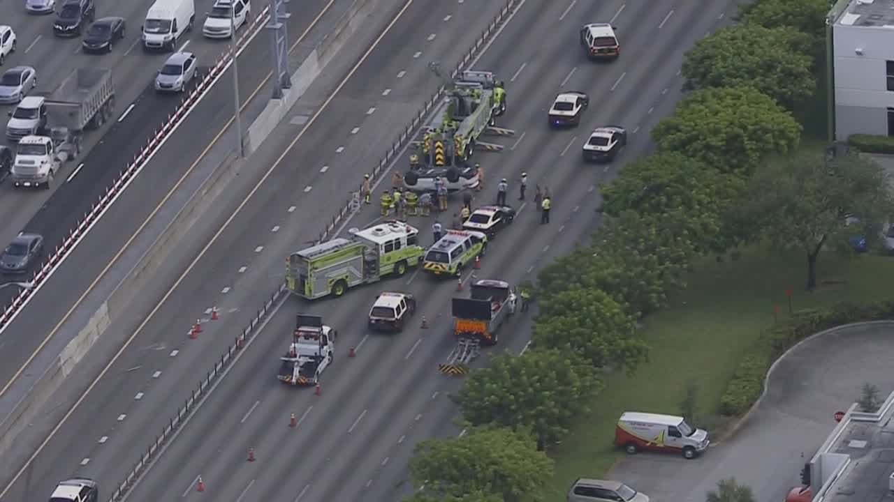 Muere una mujer al perder el control de su carro y volcarse en la autopista Palmetto