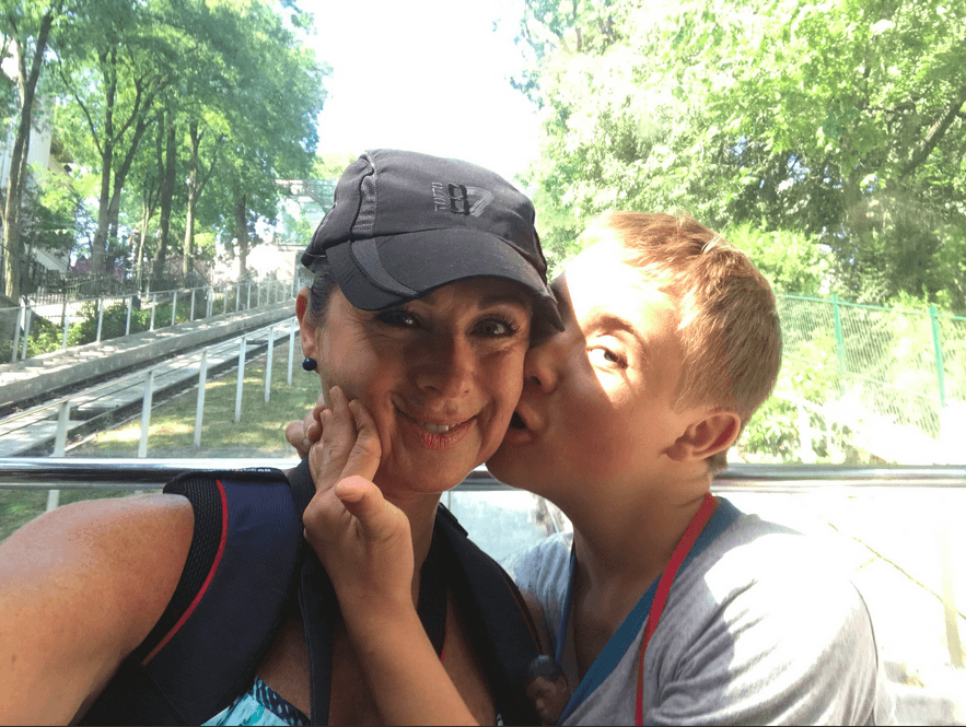 "Lo he intentado, lo que pasa es que
<b>los muchachos con síndrome de Down <a href="https://www.univision.com/famosos/lety-calderon-rapa-a-luciano-y-se-queda-sin-palabras-con-la-inesperada-manera-en-que-su-hijo-se-despide-video">son muy distraídos</a></b>, entonces si yo le hablo a Luciano él voltea a verme, y yo le digo 've enfrente'", contó en entrevista con el programa '
<a href="https://twitter.com/VentaneandoUno/status/1258521879402344448" target="_blank">Ventaneando</a>'.
<br>