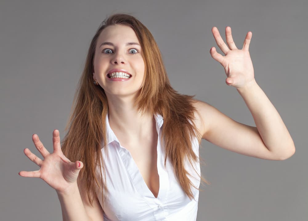 Recuerda que ciertos gestos o acciones en momentos determinados no constituyen manierismos en sí, sino solamente cuando hay una repetición constante de los mismos, inclusive sin motivo aparente.