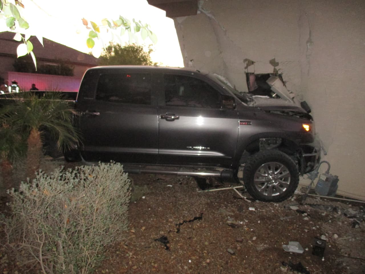 El niño salió ileso, pero la vecina dentro de la casa impactada sufrió heridas menores. 
<br>