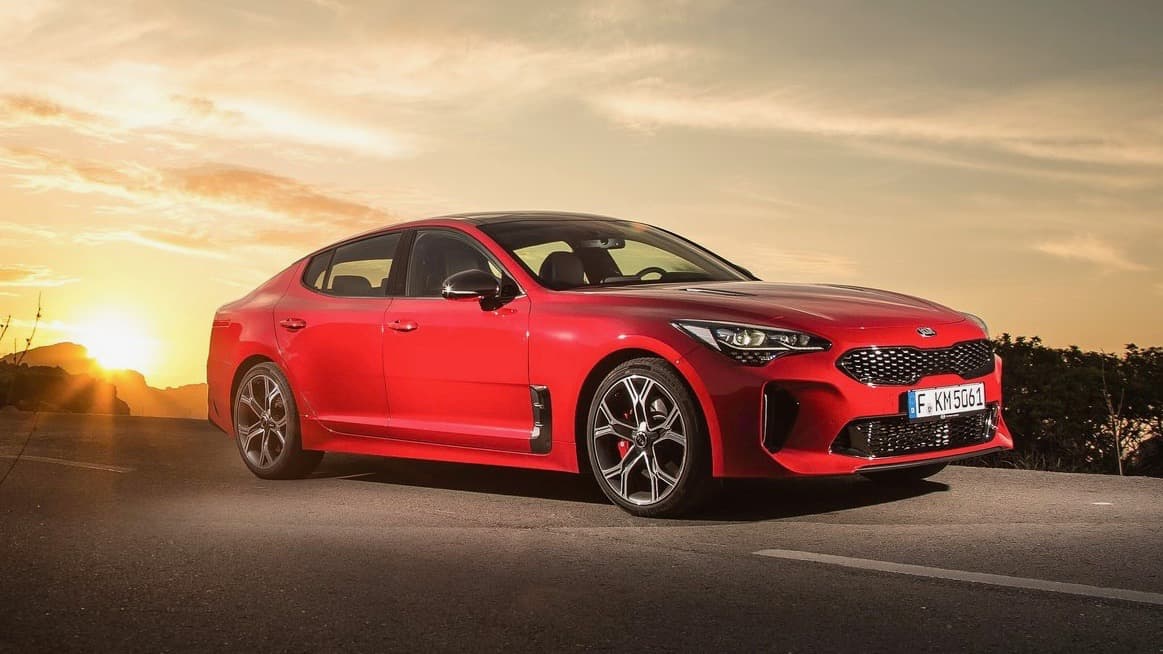 En 2017 Kia presentó una mini crossover híbrida dedicada a la que llamó 
<b>Niro</b> y un 
<b>sedán de alto poder</b> con tren motriz de tracción trasera al que llamó 
<b>Stinger</b>. Ambos vehículos han generado una de gran cantidad de titulares positivos, así como una reacción positiva del público. Para Kia el futuro luce brillante.
<br>
<br>En la imagen: 
<b>Kia Stinger 2018</b>