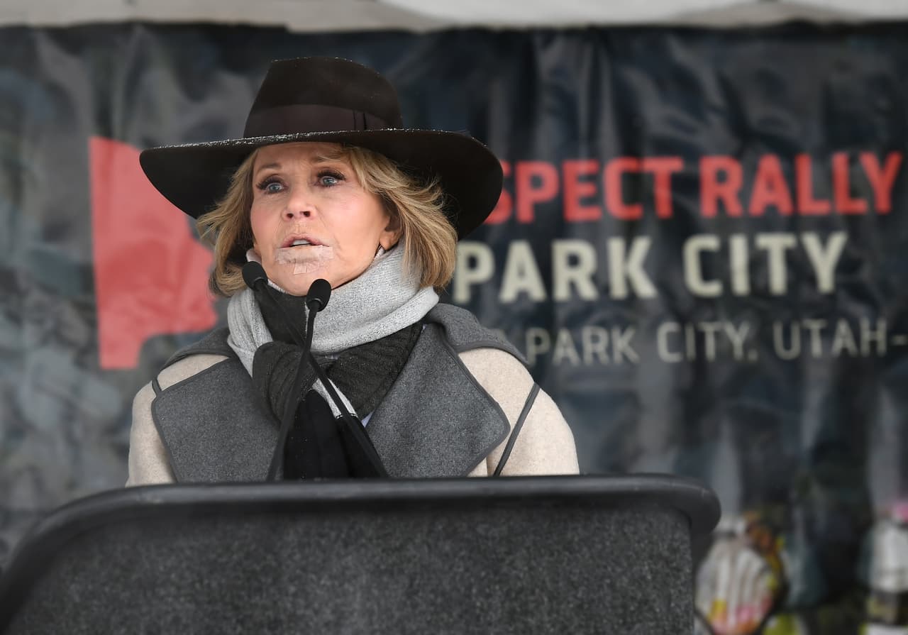 La actriz Jane Fonda da un discurso ante las asistentes a la Marcha de las Mujeres en Park City, en el estado de Utah.
