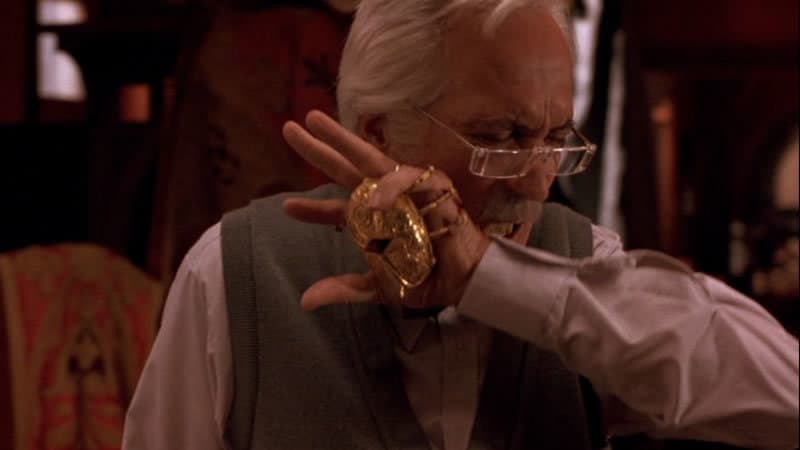 CRONOSTambién debemos incluir otra gran cinta de Del Toro, con Federico Luppi descubriendo un misterioso aparato en forma de escarabajo cuya picadura le da vida eterna - cual vampiro moderno.