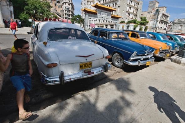 Antes de 1959, Cuba poseía como cualquier otra nación occidental una gran cantidad de automóviles de los años 40 o 50 fabricados especialmente en Estados Unidos.
