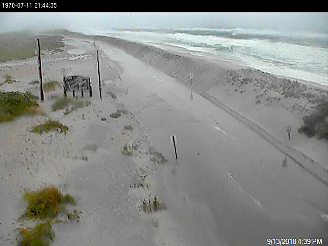 Una cámara del Departamento de Transporte de Carolina del Norte en Mirlo Beach muestra la fuerza de Florence empujando el océano tierra adentro. Las autoridades esperan que la velocidad de avance de Florence disminuya aún más este jueves.
<br>