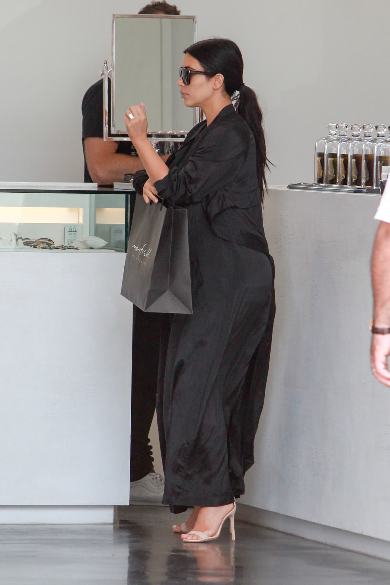 Aunque esta vez notamos que usó una enorme gabardina.