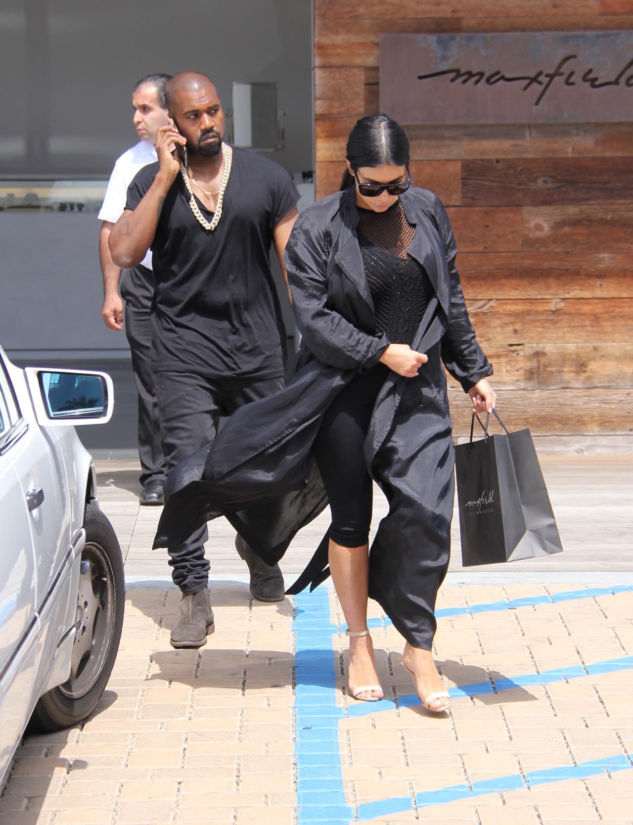 Una vez más cubriendo su vientre.