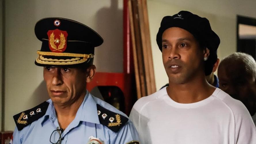 Ronaldinho, cerca de 3 meses en la cárcel y lejos de una solución