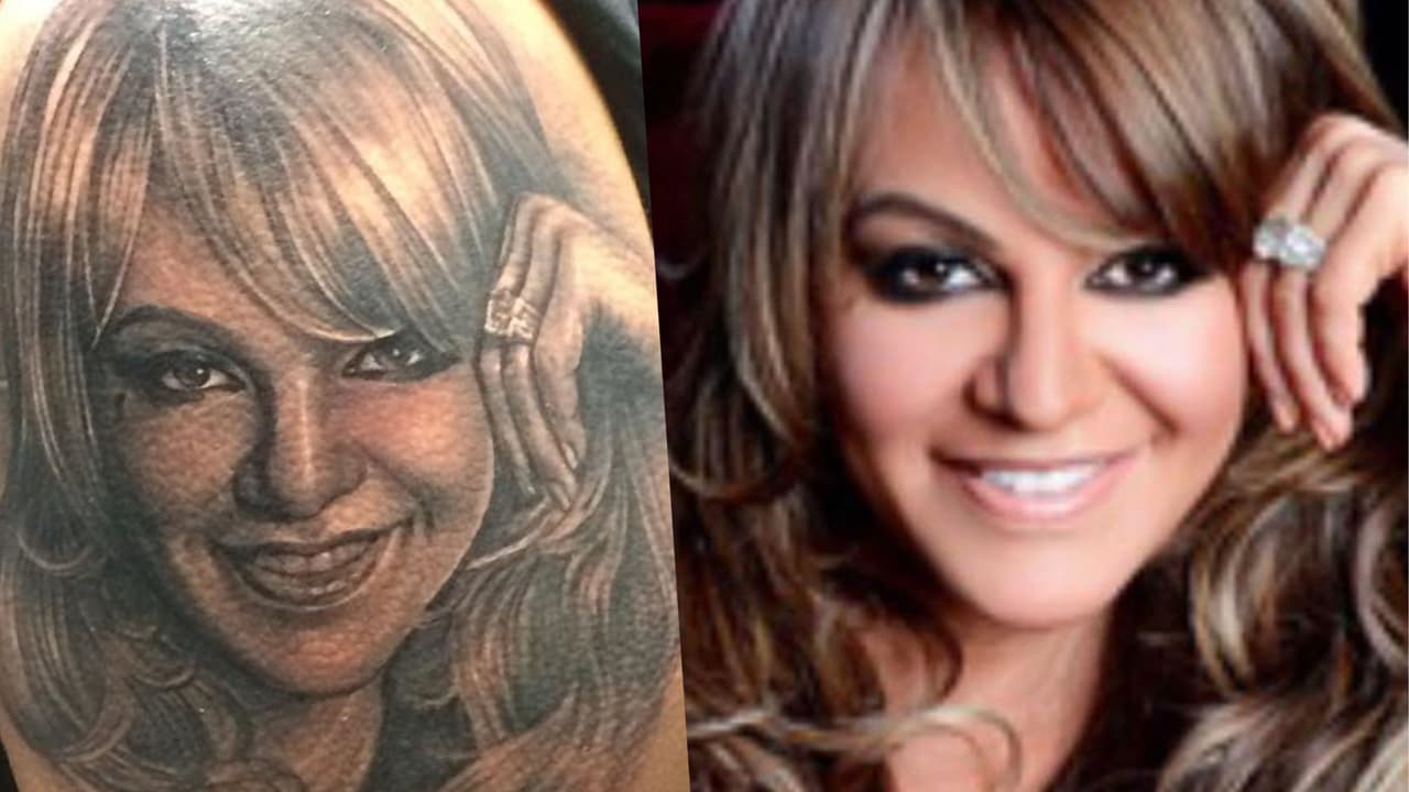 <h3 class="cms-H3-H3">Jenni Rivera </h3>
<br>
<br>
<a href="https://www.univision.com/musica/ricky-martin-los-tigres-del-norte-shakira-y-mas-famosos-con-su-estrella-en-paseo-de-la-fama-de-hollywood-fotos" target="_blank">La ‘Diva de la Banda’</a> continúa viviendo en la piel de una fanática. Becky, seguidora de 
<a href="https://www.univision.com/musica/chiquis-siente-la-presencia-de-su-madre-en-conciertos" target="_blank">la fallecida cantante</a>, se tatuó la cara de Jenni porque, según ella, se convirtió en su inspiración en la vida.