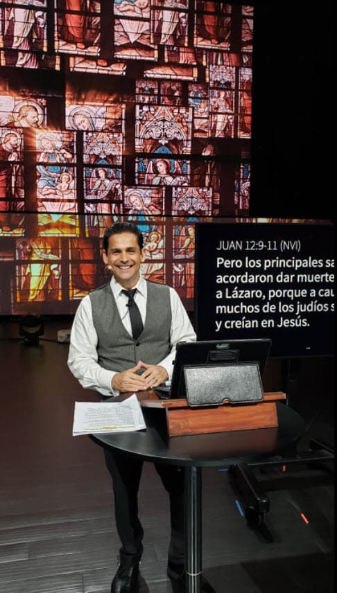 "Él nunca me compartió de Jesucristo, él vivía de una manera, que no decía malas palabras […] Una de las cosas que a mí me llamaba la atención de él era la paz que tenía, eso era lo que a mí me causaba conflicto […] O sea no tiene un carro del año como el que yo tengo, no tiene un departamento, no tiene la fama, yo decía cómo puede ser que el se vea más feliz que yo, más pleno".
<br>