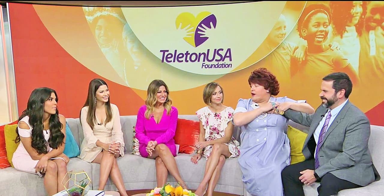 Cuando el jefe de meteorología platicó de la experiencia conmovedora que vivió durante la transmisión del Teletón, Doña Meche aprovechó para tomarle la mano y hacer que le tocara el corazón.