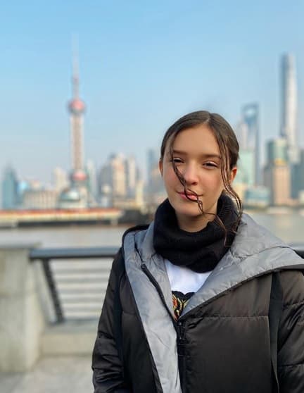 "Ella también ha tenido que ver y está también
<b> empezando a componer</b>, eso es algo que creo que es importante (para) que ella exprese lo que siente".