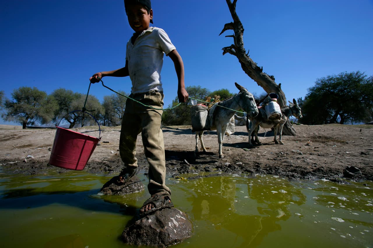 Debido a la escasez de agua, en San Marcos de Tlacoyalco los locales han venido a recoger agua del fango del ganado. Esta agua no potable se emplea para el baño y el lavado de cara, incluso. El Sudeste de la Ciudad de México ha experimentado una profunda escasez de agua. La sequía y el cambio climático han contribuido a este crecimiento industrial, pero recientemente también se ha colocado una enorme presión sobre un recurso de agua subterránea muy limitado. Brent Stirton / Getty Images