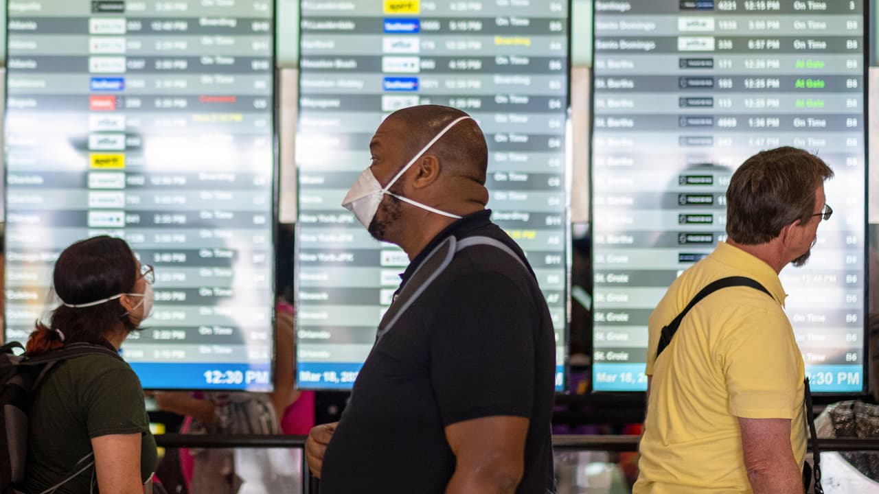 Gobernador firma órdenes ejecutivas sobre el covid-19: hay un cambio relevante para los viajeros