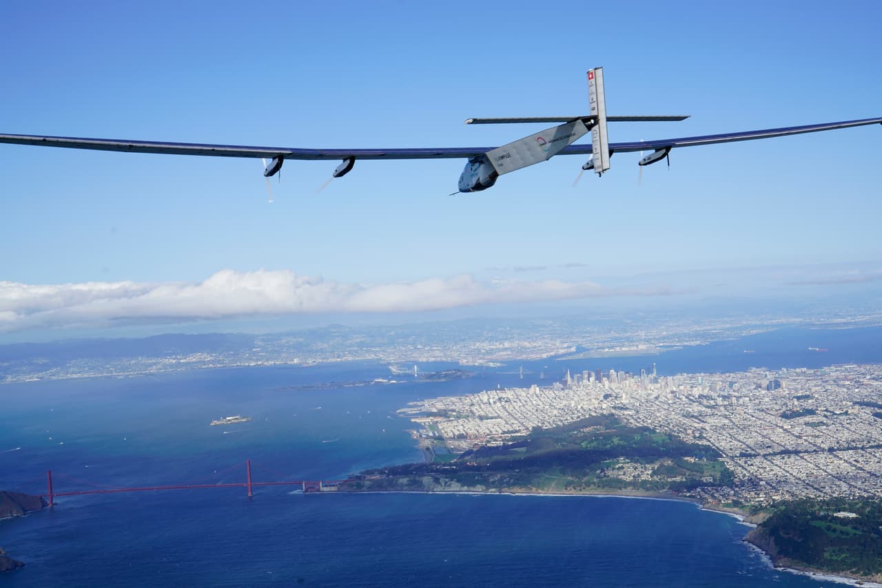El trayecto de este vuelo es similar al realizado por Amelia Earhart, quien voló de Honolulu a Oakland en 1935. Sin embargo, la clara diferencia es que Earhart cargaba 500 galones de gasolina mientras el “Solar Impulse 2” solo usa energía del sol.