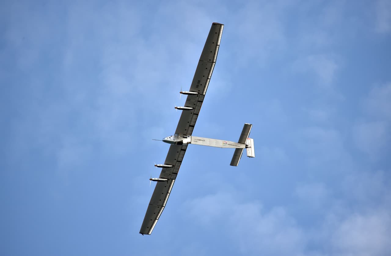 El avión “Solar Impulse 2” está equipado con 17,000 celdas solares, tiene una amplitud en sus alas de 72 metros y pesa más de dos toneladas.