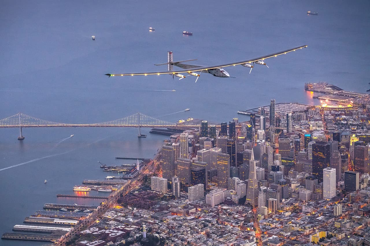 El avión alimentado por energía solar “Solar Impulse 2” fue piloteado por el suiso Bertrand Piccard.
