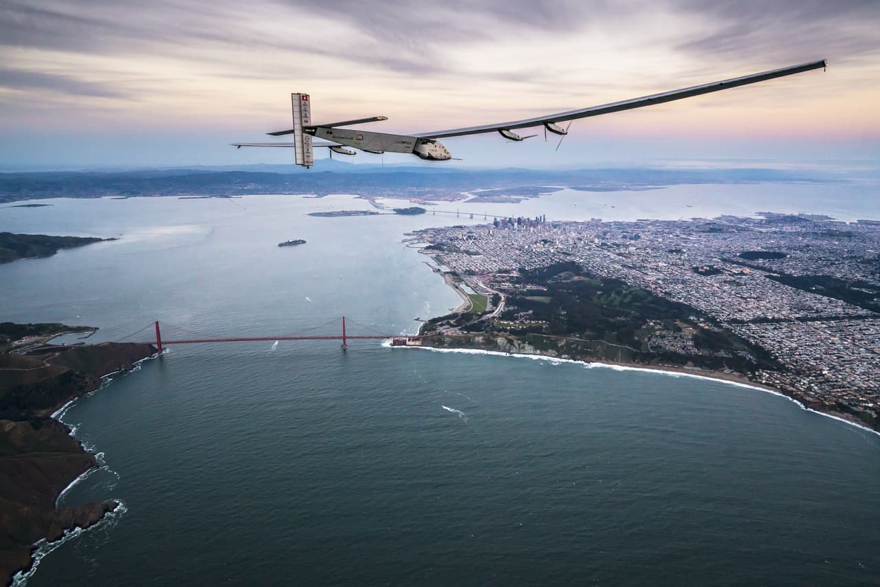 El “Solar Impulse 2” almacena la energía recolectada durante el día en cuatro baterías de litio, que suministran los cuatro motores y propulsores del avión para volar durante la noche.