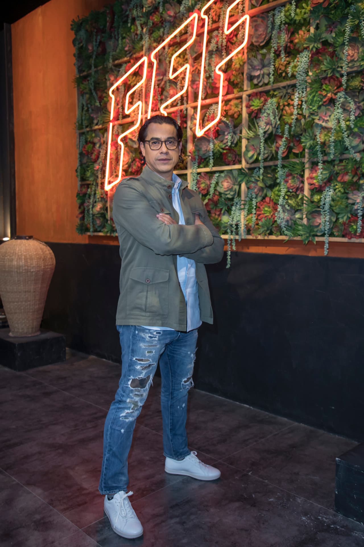 El último miembro de este jurado es el prestigiado chef mexicano
<a href="https://www.univision.com/shows/familias-frente-al-fuego/carlos-gaytan-la-estrella-michelin" target="_blank">Carlos Gaytán</a>, poseedor de una estrella Michelin. El chef dejó México a los 20 años y cruzó a Estados Unidos sin documentos.