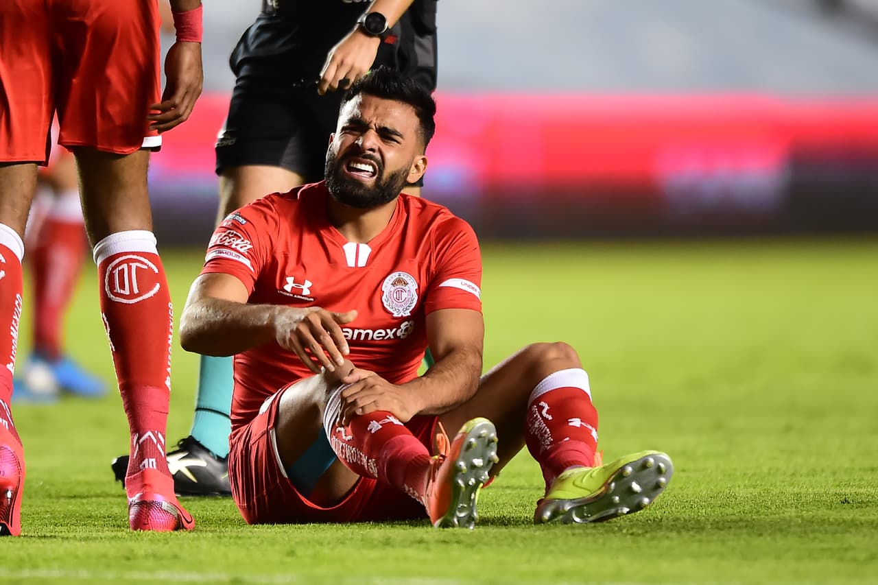 El partido se mancha y empiezan a volar patadas.