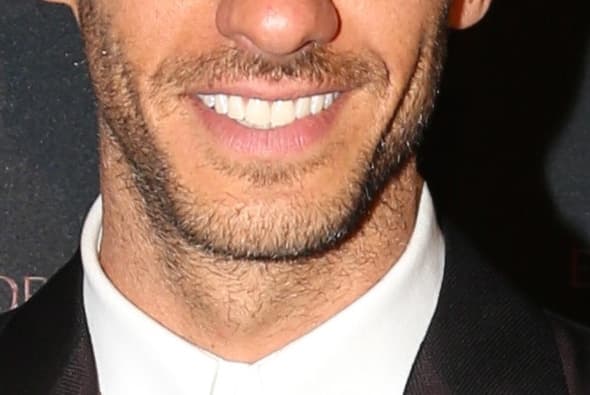 Y para terminar tenemos a este actor que busca un gran misterio en el Hotel.