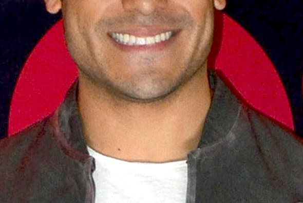 Ahora veamos qué tanto conoces a los galanes. Esta sonrisa vive en un Hotel misterioso y además de ser actor es cantante.