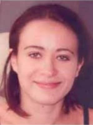 <h3 class="cms-H3-H3">Aline Rivas-Vera </h3>
<br>
<br>Esta mujer oriunda de México, que se cree que ingresó a Estados Unidos entre 2001 y 2002 con una visa de estudiante, 
<a href="https://www.fbi.gov/wanted/parental-kidnappings/aline-rivas-vera" target="_blank">es acusada de secuestrar a su hija en Platte City, Missouri. </a>
<br>
<br>La agencia precisa que el pasado 15 de marzo de 2006 se notificó a las autoridades que Rivas se llevó a su hija Chloe Combe-Rivas sin el consentimiento del padre de la niña. Se cree que ambas partieron hacia México. 
<br>
<br>En el momento del suceso, la pareja estaba en medio de un proceso de divorcio. 
<br>
<br>Cuatro meses después, al esposo de Rivas se le adjudicó la custodia exclusiva de la menor, por lo que Rivas fue acusada de secuestro parental internacional y se emitió una orden de arresto federal. 
<br>
<br>El FBI asevera que Rivas pueda tener tendencias suicidias.
<br>
<br>
<br>