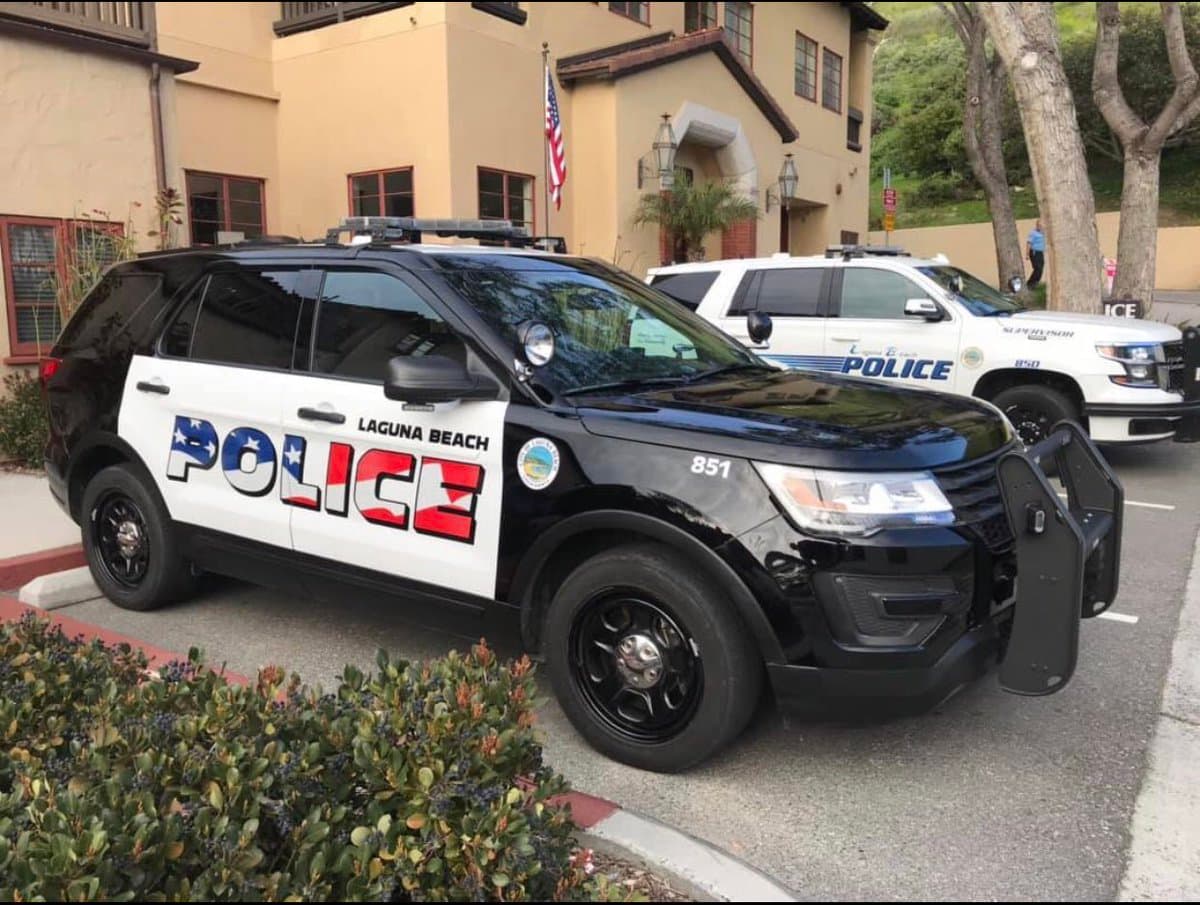 Los carros del Departamento de Policía en Laguna Beach, California están muy populares últimamente y todo por el estampado de su nuevo logotipo que algunos consideran patriótico y otros aseguran que es polémico.