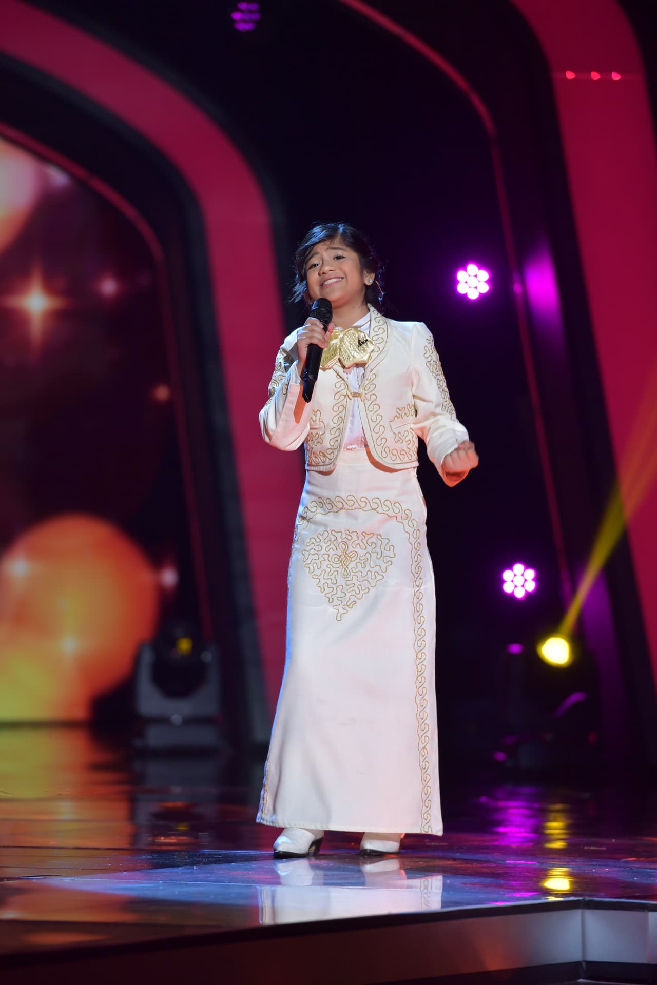 Sharon mostró su impactante voz al cantar 'La Cigarra'. 
<b><a href="http://www.univision.com/shows/pequenos-gigantes/puro-sabor-mexicano-sharon-se-lucio-con-la-presentacion-de-la-cigarra-video">Revive su número musical.</a></b>