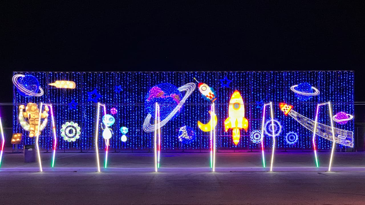 Otra de las secciones favoritas de los niños es 
<b>The Space</b> que te presenta un viaje por el espacio donde verás planetas y criaturas más allá de nuestra atmósfera.