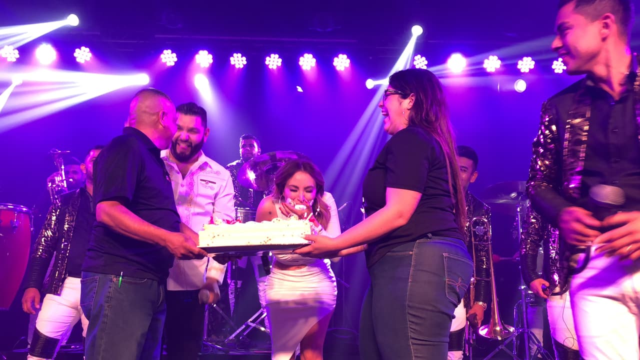 Y La Bronca no se escapó, ya que al grito de "mordida, mordida", sus compañeros le dieron un empujón.