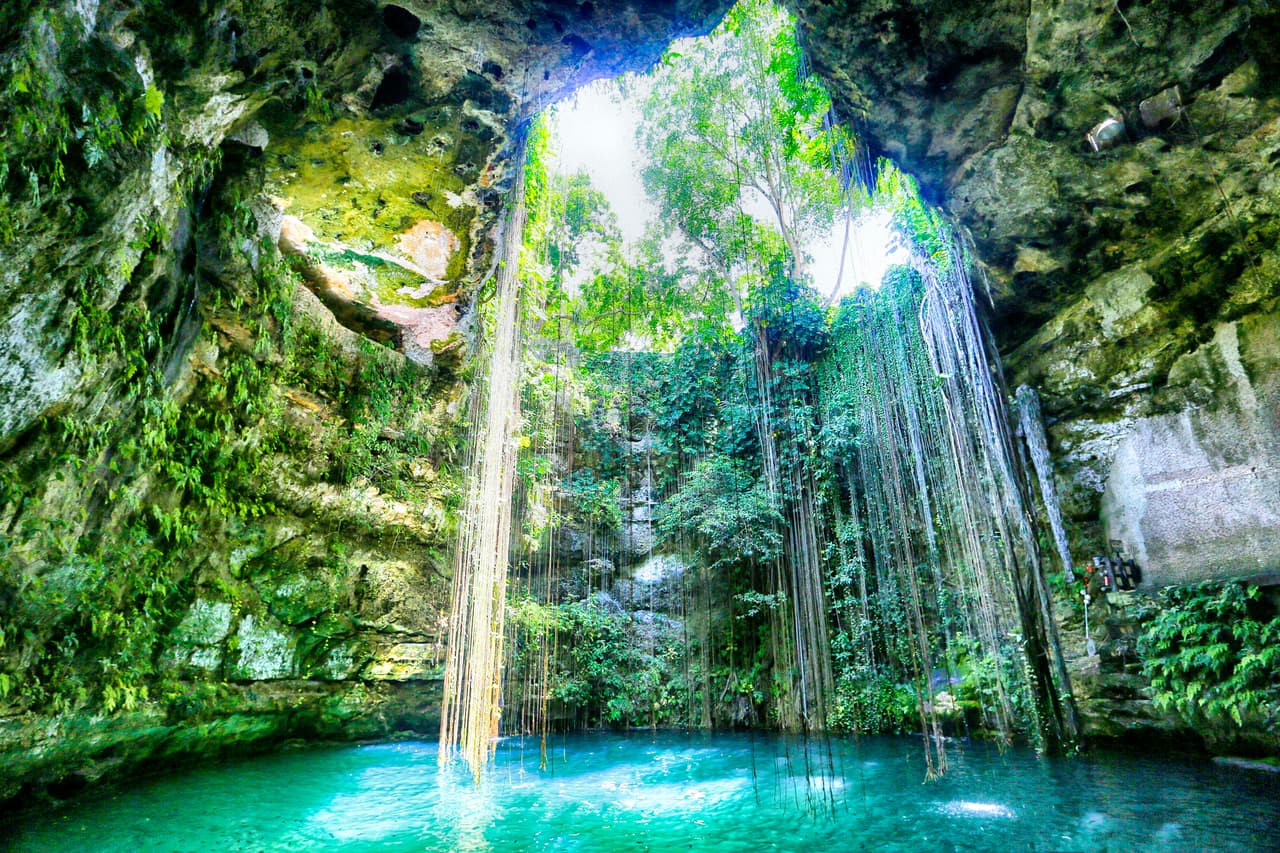 Estas cavidades de agua subterránea son, quizá, la postal más alucinante de la Península de Yucatán. Si tienes poco tiempo en Yucatán, el cenote Ik-Kil es el ideal. Queda a sólo 3 km de Chichen Itza, así que se podría intentar hacer los dos recorridos en el mismo día. El lugar está rodeado de árboles, algo que lo hace ideal para observar tucanes, loros y otros tipos de aves.