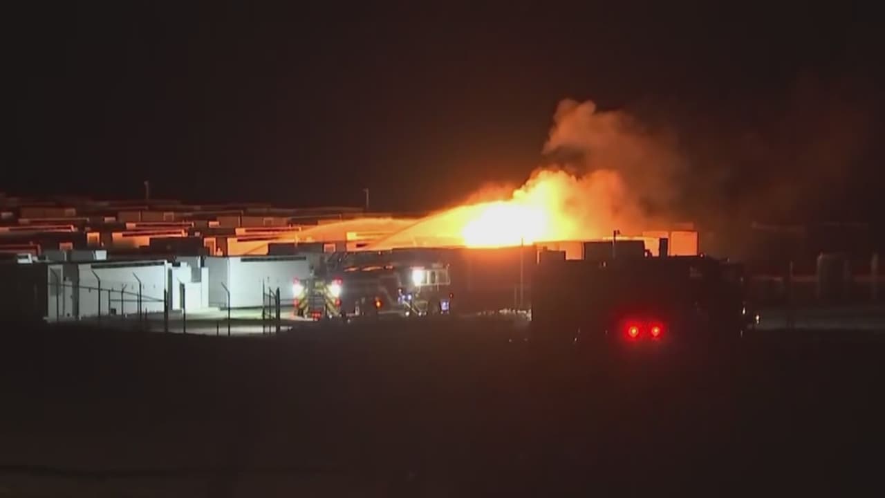 Incendio en un centro de almacenamiento de baterías de litio obliga a evacuar 500 viviendas en La Verne