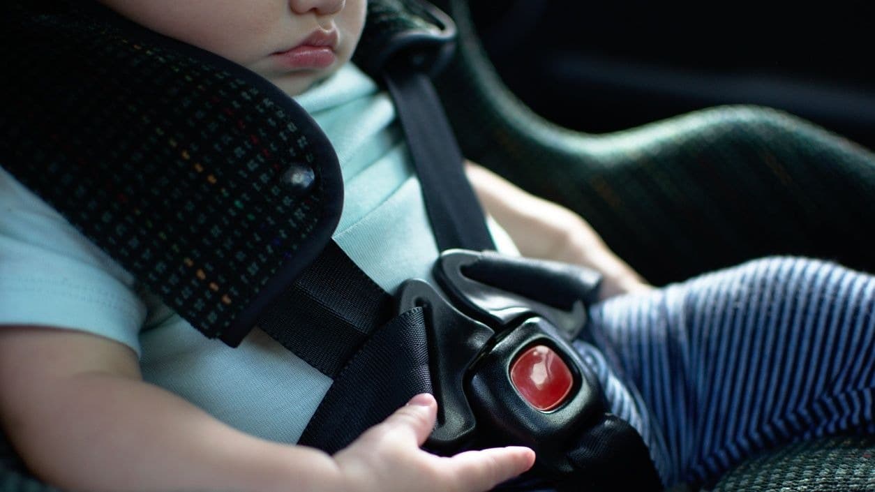 Tres niños mueren en una semana sofocados dentro de autos: lee estos consejos para NO olvidar a tus hijos 