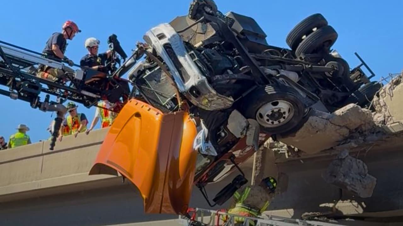 La escena parecía de película: 
<b>un camión colgado del borde del puente, su cabina suspendida en el aire sobre Sam Rayburn Tollway.</b> 
<br>Abajo, los autos detenidos. Arriba, los bomberos midiendo cada movimiento para evitar que todo terminara en tragedia. 
<br>Ocurrió la tarde del miércoles 22 de octubre, cerca de Hardin Boulevard, cuando 
<b>el conductor que transportaba dos vehículos trató de esquivar un auto descompuesto en plena vía.</b> Maniobró para evitar el choque, golpeó el muro de concreto… y 
<b>quedó con medio camión en el vacío.</b>