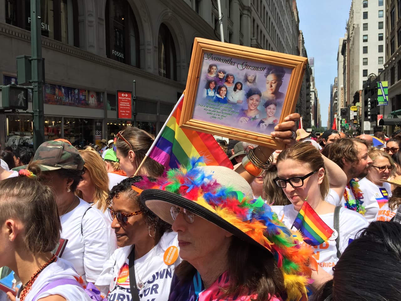 Unas 200 madres desfilaron en apoyo a la comunidad LGBTQ.