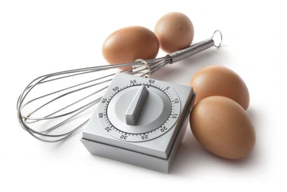 Utiliza un ‘timer’, sí o sí. Nunca confíes en tu memoria. Si colocas algo dentro del horno para su cocción, activa la alarma.