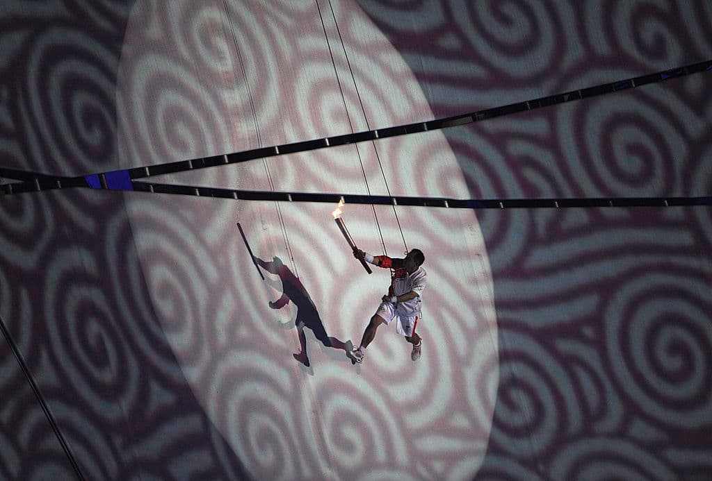 Beijing 2008 fue un despliegue de recursos y tecnología capaz de deslumbrar a cualquiera, el momento más sorprendente fue cuando el encendido del pebetero olímpico se dio desde las alturas.